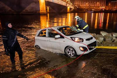 Pensionistin rutschte mit Auto in die Donau - Polizisten werden zu Lebensrettern FOKE-2021122323218184-128.jpg