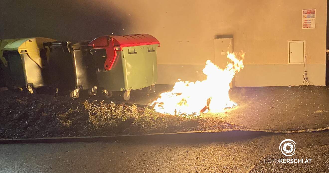 Mülltonne in Flammen