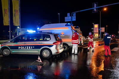 Verkehrsunfall im Kreuzungsbereich in Ansfelden FOKE-2021123021208367-048.jpg