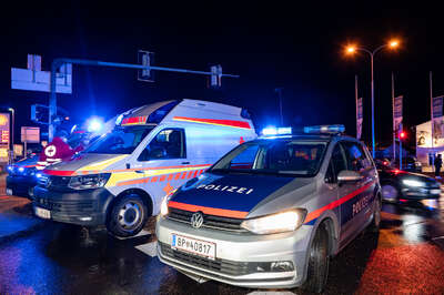 Verkehrsunfall im Kreuzungsbereich in Ansfelden FOKE-2021123021208371-042.jpg