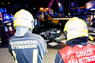 Verkehrsunfall im Kreuzungsbereich in Ansfelden FOKE-2021123021268383-015.jpg