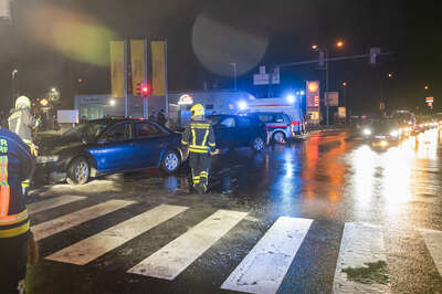 Verkehrsunfall im Kreuzungsbereich in Ansfelden FOKE-20211230204225746-012.jpg