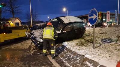 Verkehrsunfall im Kreisverkehr an der Gallspacher Straße 20220106-170646.jpg