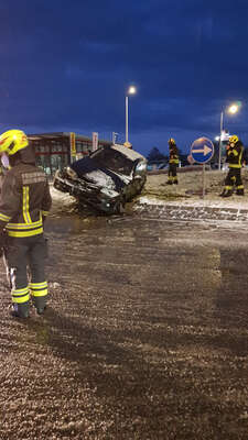 Verkehrsunfall im Kreisverkehr an der Gallspacher Straße 20220106-170606.jpg