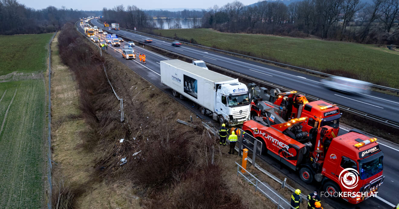 Titelbild: Welser Autobahn war nach Lkw-Unfall gesperrt