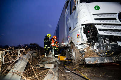 Welser Autobahn war nach Lkw-Unfall gesperrt FOKE-2022011308238676-033.jpg