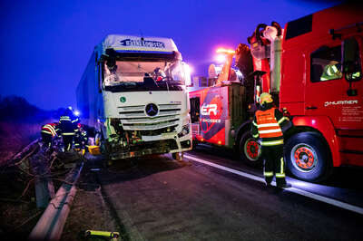 Welser Autobahn war nach Lkw-Unfall gesperrt FOKE-2022011308158650-017.jpg