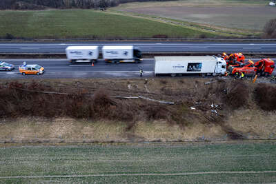 Welser Autobahn war nach Lkw-Unfall gesperrt FOKE-2022011307580090-007.jpg