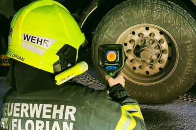 LKW-Reifen mit Feuerlöscher von naheliegender Tankstelle gelöscht FOKE-2022012107145352-005.jpg