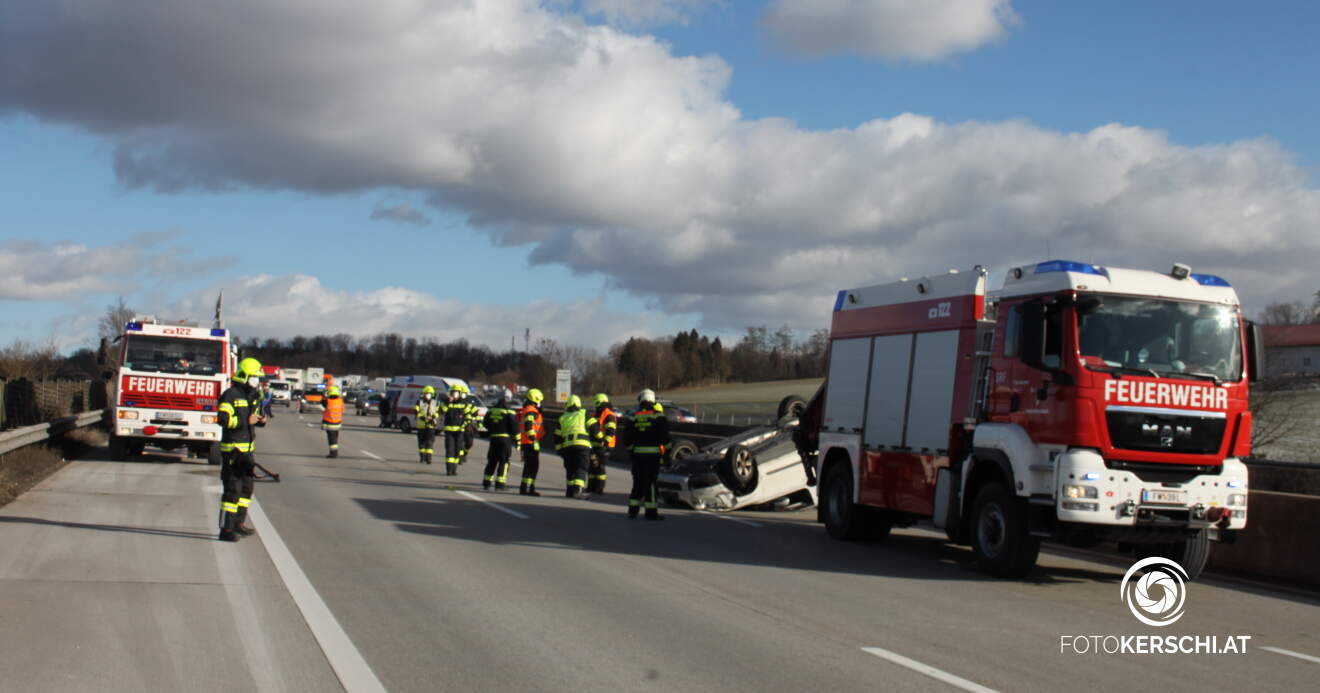 Rettungshubschrauber nach Verkehrsunfall auf der A1 im Einsatz