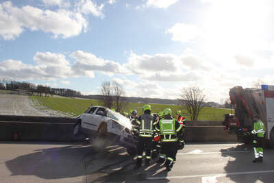 Rettungshubschrauber nach Verkehrsunfall auf der A1 im Einsatz IMG-4005.jpg