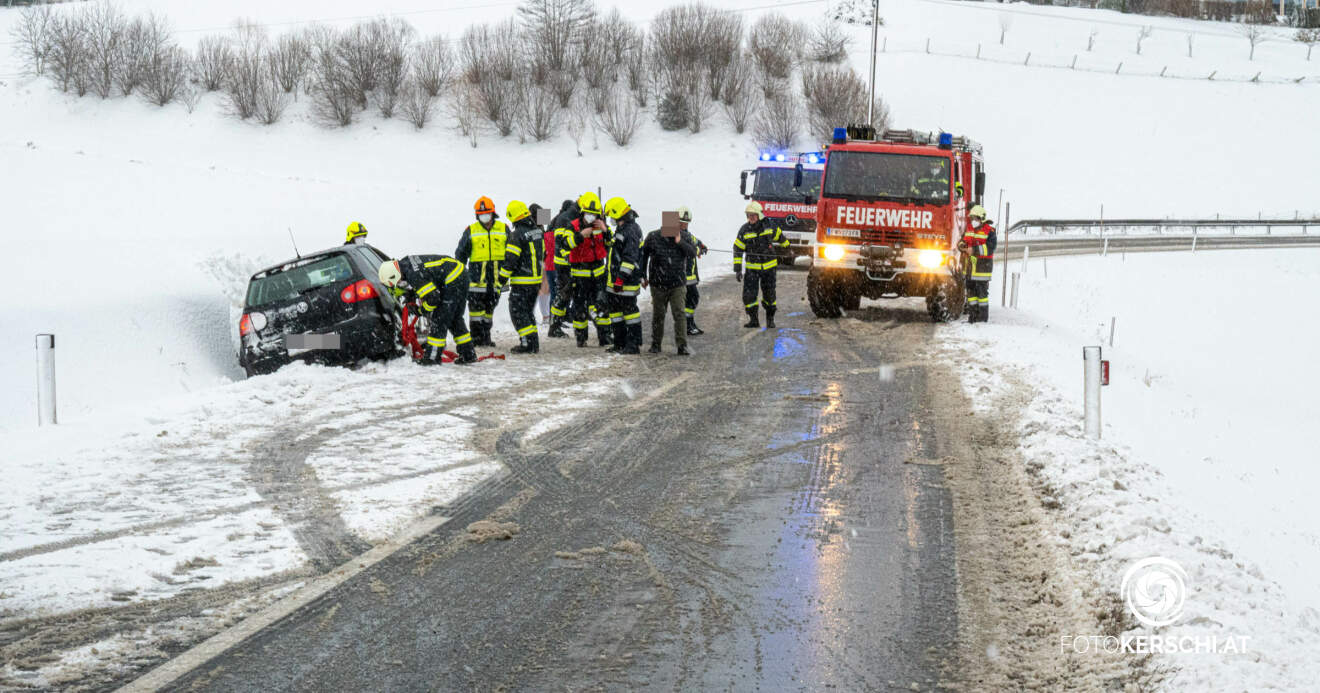 Unfall auf Schneefahrbahn - PKW im Graben