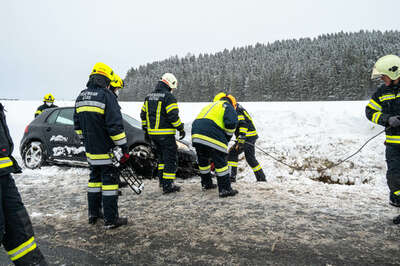 Unfall auf Schneefahrbahn - PKW im Graben FOKE-20220122110426773-002.jpg