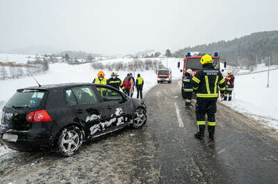 Unfall auf Schneefahrbahn - PKW im Graben FOKE-20220122110526774-005.jpg