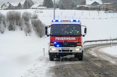 Unfall auf Schneefahrbahn - PKW im Graben FOKE-20220122110726775-007.jpg