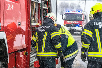 Unfall auf Schneefahrbahn - PKW im Graben FOKE-20220122110926784-011.jpg