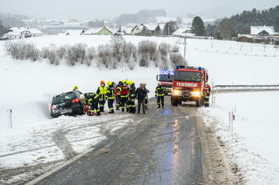 Unfall auf Schneefahrbahn - PKW im Graben FOKE-20220122110326771-001.jpg
