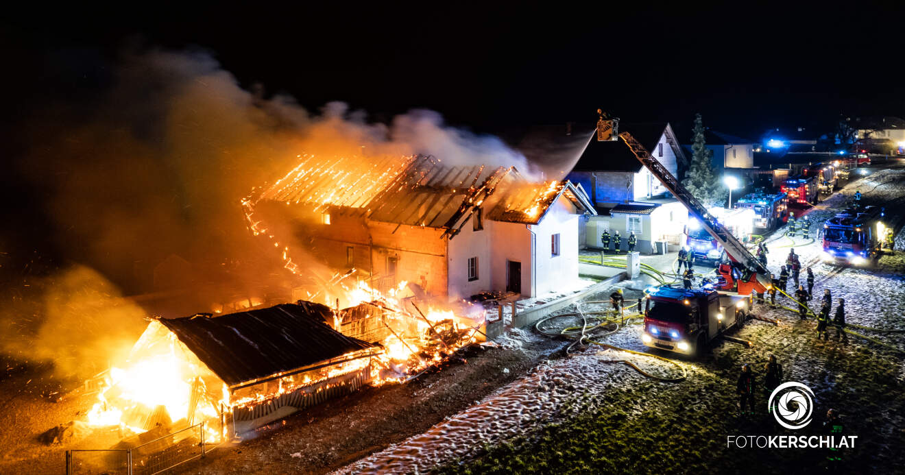 Titelbild: Wohnhaus bei Brand völlig zerstört