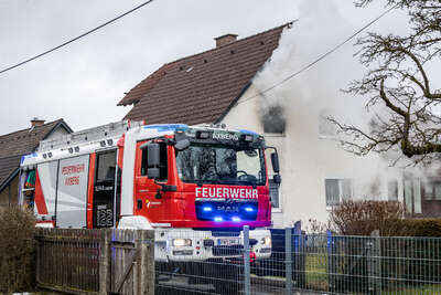 Zimmerbrand in Kirchberg-Thening fordert zwei Leichtverletzte BAYER-AB2-1557.jpg