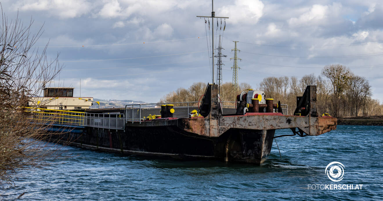 Arbeitsschiff trieb auf Donau ab