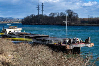 Arbeitsschiff trieb auf Donau ab DSC-2480.jpg