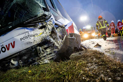 Jeep-Lenker bei Kollision mit Linienbus schwer verletzt FOKE-2022013117102523-048.jpg
