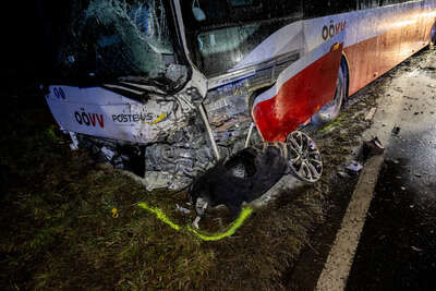Jeep-Lenker bei Kollision mit Linienbus schwer verletzt FOKE-2022013117472646-269.jpg