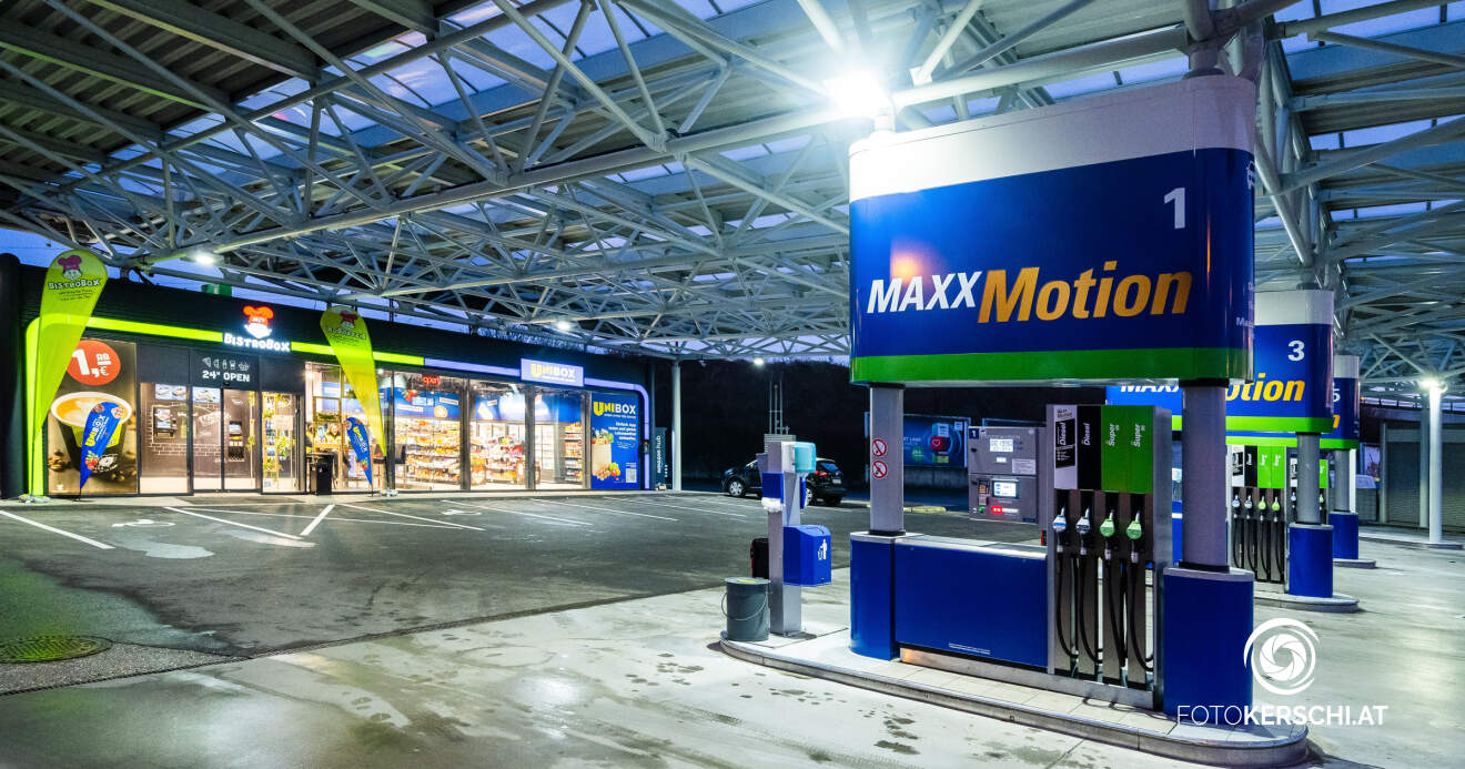 Titelbild: OMV eröffnet mit BistroBox und UniBox erste unbemannte OMV Tankstelle Österreichs