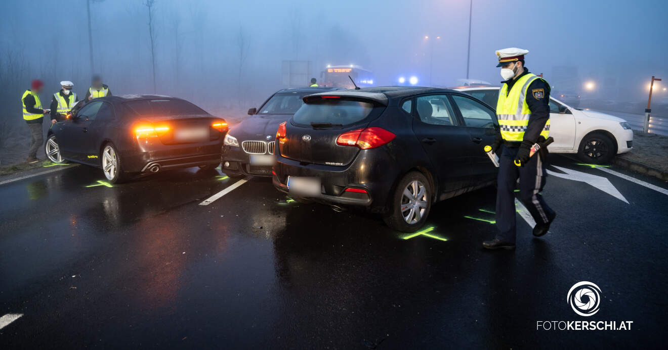 16 Fahrzeuge in Verkehrsunfall verwickelt