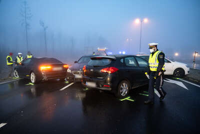 16 Fahrzeuge in Verkehrsunfall verwickelt FOKE-2022021606594769-023.jpg