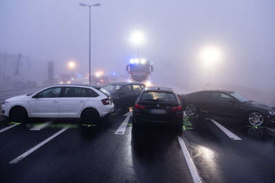 16 Fahrzeuge in Verkehrsunfall verwickelt FOKE-2022021607124822-115.jpg