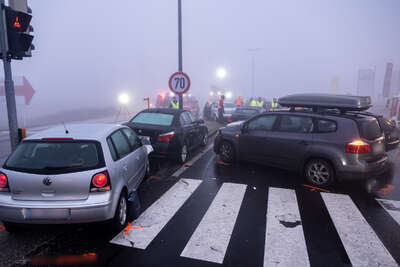 16 Fahrzeuge in Verkehrsunfall verwickelt FOKE-2022021607164836-139.jpg