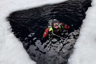 Eistauchen unter Europas größter Natureisfläche foke-28756.jpg
