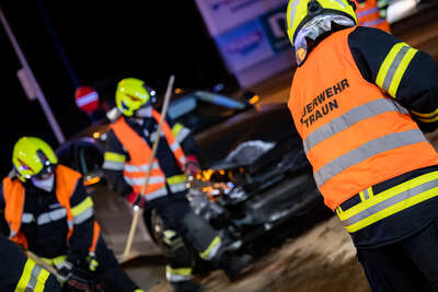 Verletzte bei Unfall auf der Trauner Kreuzung FOKE-2022022522545347-028.jpg
