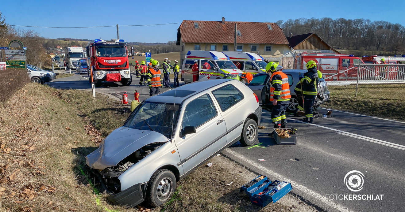 Titelbild: Verkehrsunfall mit zwei Fahrzeugen auf B129 in Wilhering