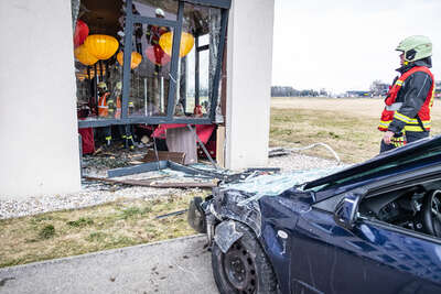 Ein Schwer- und mehrere Leichterveletzte bei Crash in Restaurant BAYER-3530.jpg