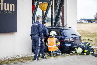 Ein Schwer- und mehrere Leichterveletzte bei Crash in Restaurant BAYER-4.jpg
