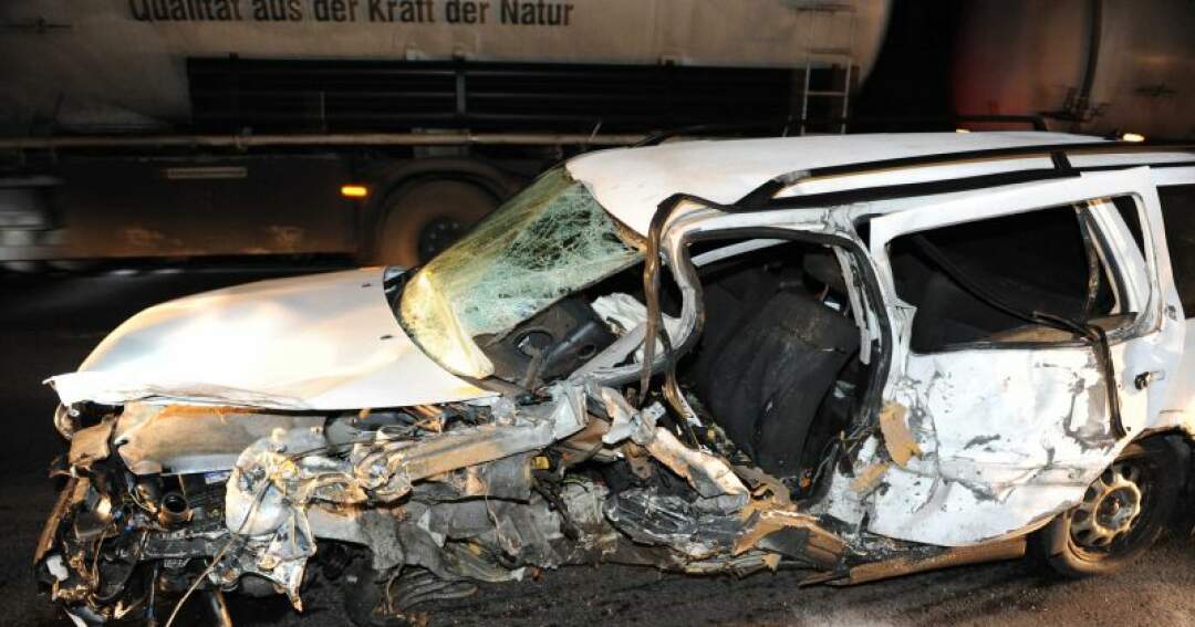 Titelbild: Verkehrsunfall auf der B1: Autolenker touchierte Autotransporter