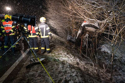Auto blieb nach Unfall an Baum hängen fkstore-31433.jpg