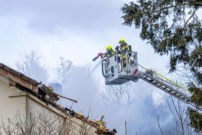Dachstuhlbrand - Bewohner und Haustiere durch Feuerwehr in Sicherheit gebracht FOKE-2022040316417386-056.jpg