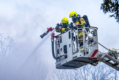 Dachstuhlbrand - Bewohner und Haustiere durch Feuerwehr in Sicherheit gebracht FOKE-2022040316417381-046.jpg