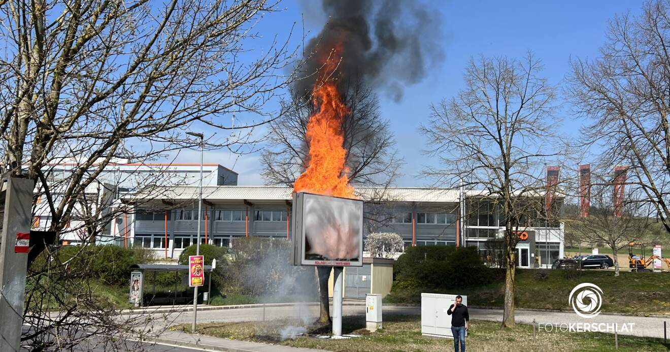 Titelbild: Werbetafel stand in Flammen