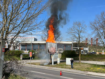 Werbetafel stand in Flammen foke-20220414000032207-002.jpg