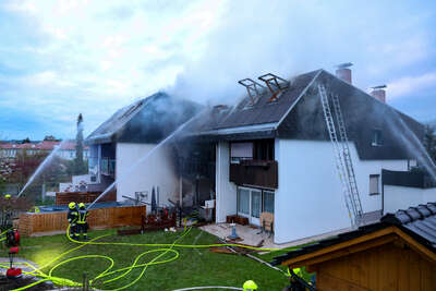 Familie rettet sich in letzter Sekunde aus brennendem Haus DRAXLER-2022041606173908-088.jpg