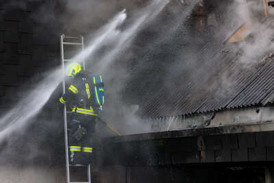 Familie rettet sich in letzter Sekunde aus brennendem Haus DRAXLER-2022041606443933-113.jpg