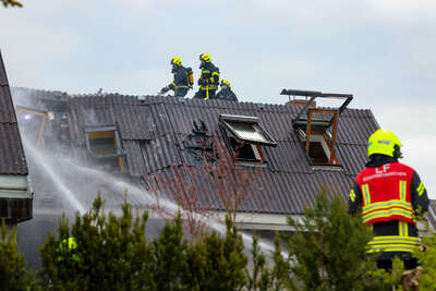 Familie rettet sich in letzter Sekunde aus brennendem Haus DRAXLER-2022041607364018-198.jpg