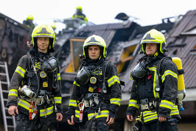 Familie rettet sich in letzter Sekunde aus brennendem Haus DRAXLER-2022041608074042-017.jpg