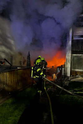 Familie rettet sich in letzter Sekunde aus brennendem Haus FOKE-2022041605268861-010.jpg