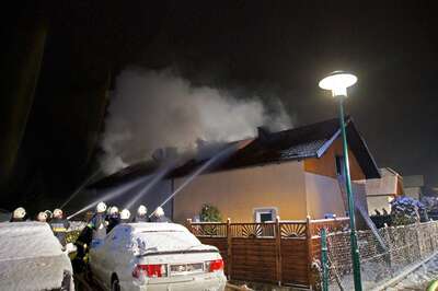 Einfamilienhaus in Flammen - Familie unverletzt einfamilienhaus-flammen_003.jpg