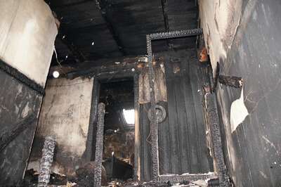 Einfamilienhaus in Flammen - Familie unverletzt wohnhausbrand_014.jpg